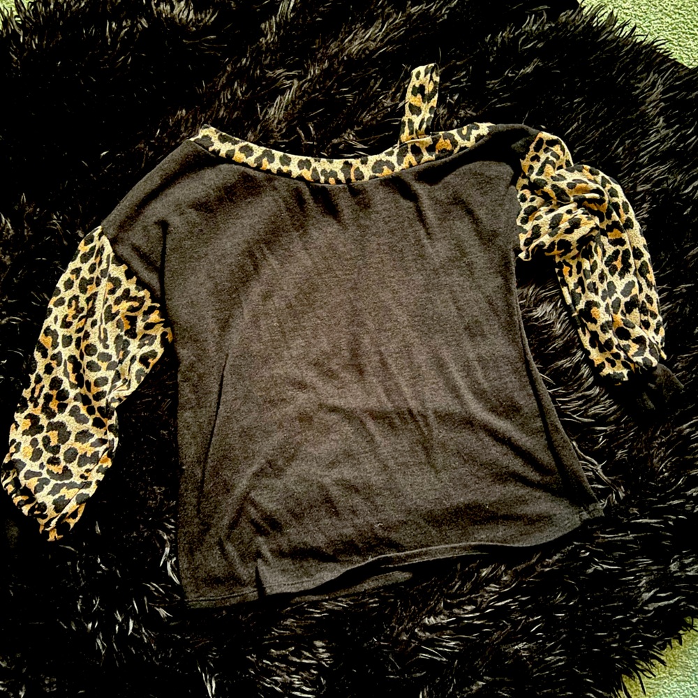 NWOT cold shoulder black & leopard top medium